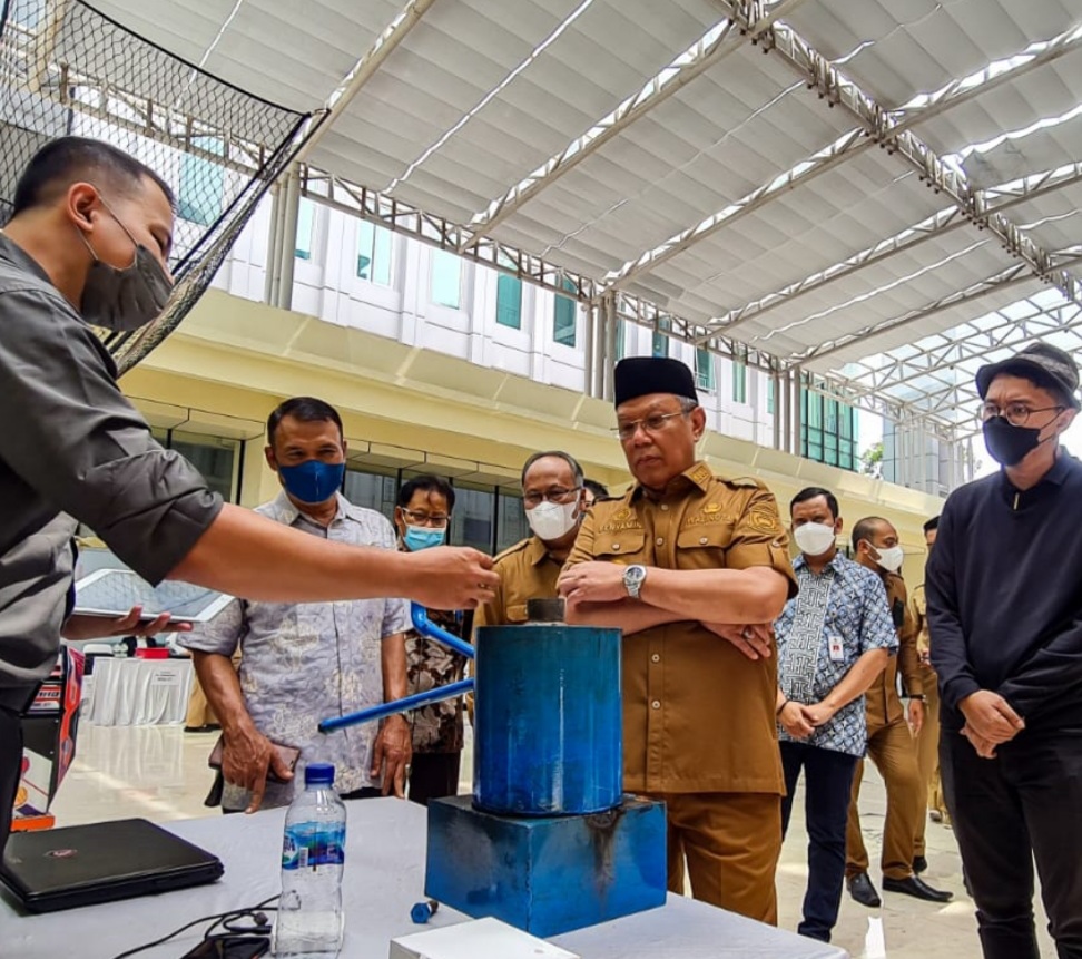 Walikota Tangsel Melihat Salah Satu Peserta Lomba TTG | iST