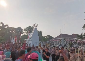 Kantor Pemkab Serang Dilempari Sayur Busuk, Buntut Pembongkaran Pasar dan Dugaan Pungli