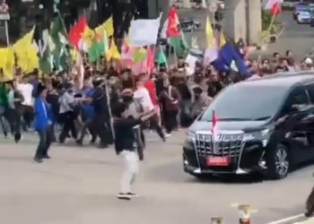 Demo Kenaikan BBM Mahasiswa Hadang Mobil Wapres (Ist)