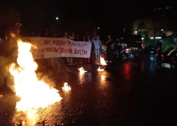 Di Bawah Guyuran Hujan, Mahasiswa Tangerang Tetap Demo Tolak Kenaikan BBM
