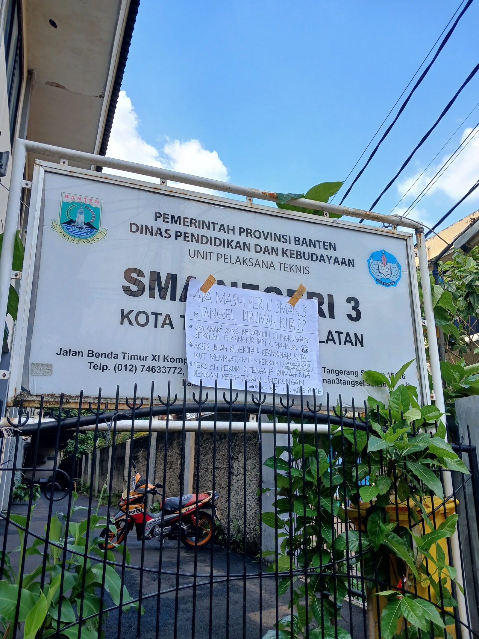 Plang SMAN 3 Tangsel di Tempel Kertas Protes Oleh Warga - Dok. TU