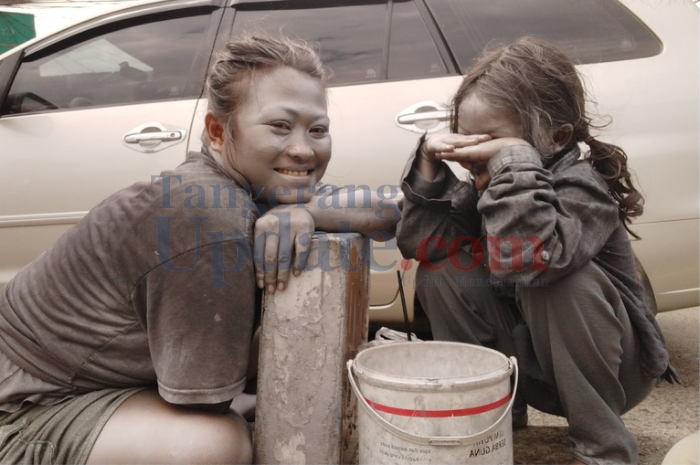 Gemilang dan sang ibu sedang berpose di tempat mengais rezeki | Dok. Tangerangupdate.com
