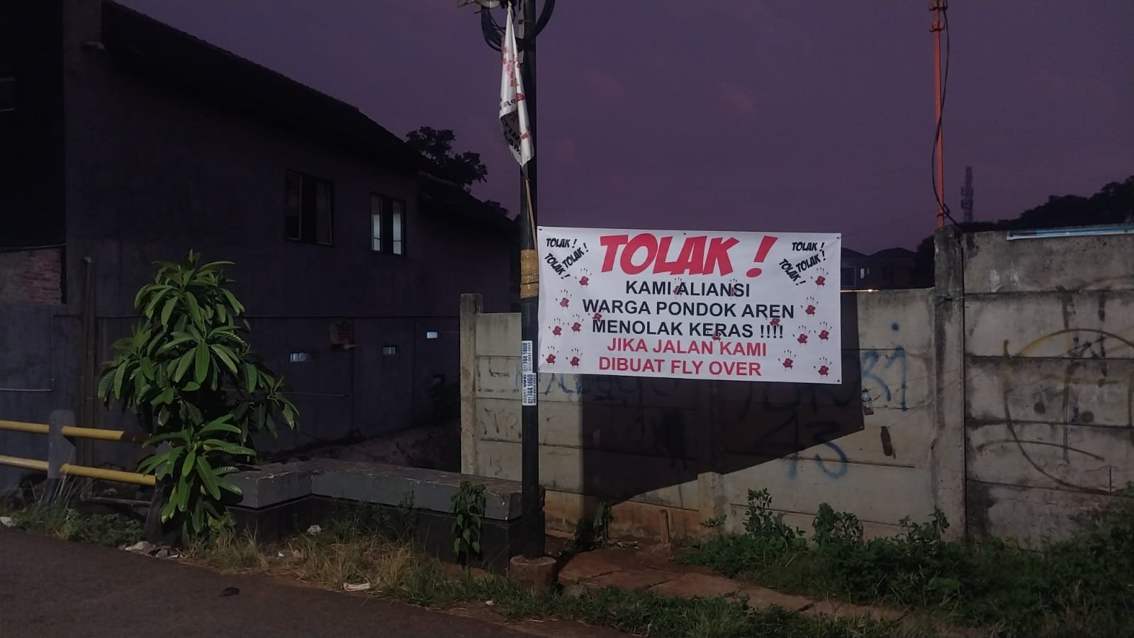 Spanduk penolakan di sekitar pembangunan Flyover di Pondok Aren | Dok.TU