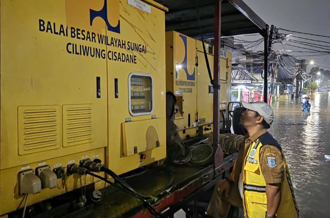 Petugas sedang memantau Mesin Pompa - Dok. DSDABMBK