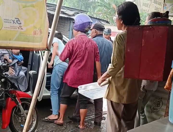 Ibu dan Bayi Dipaksa Turun dari Mobil Online di Stasiun Tigaraksa / Tangkapan Layar (Dok.Tu)
