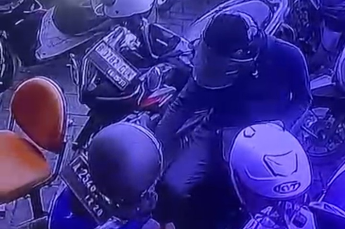 Foto: diduga maling saat sedang membobol sepeda motor di depan ruko percetakan di Jalan MH Thamrin, Panunggangan | Tangkapan layar/Tangerangupdate.com
