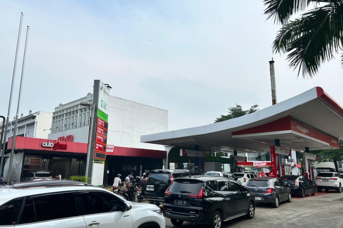 Foto: Antrian kendaraan di SPBU Modernland, Kota Tangerang | Dok. Tangerangupdate.com