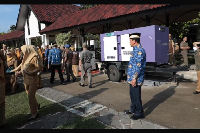 Foto: Bupati Tangerang, Moch Maesyal Rasyid, memarahi para ASN dan anggota Satpol PP yang bermalas-malasan saat kegiatan Apel Pagi | Dok. Tangkapan layar/Tangerangupdate.com