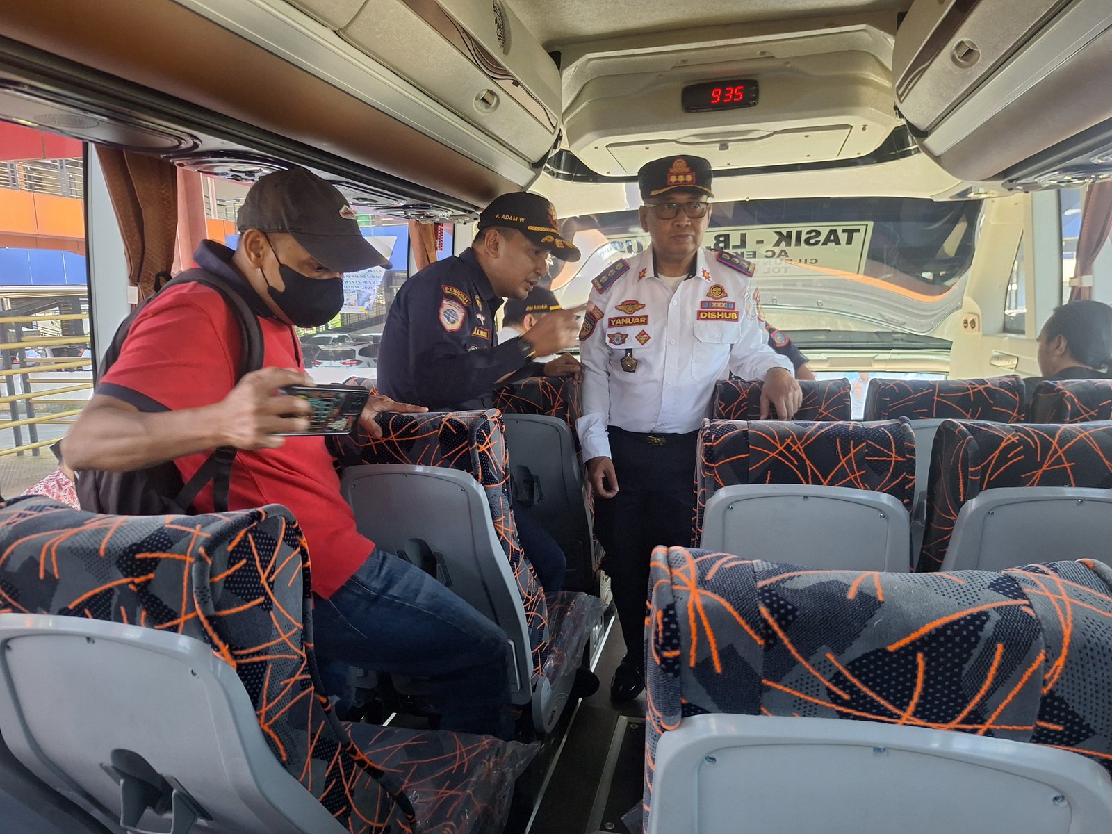 Uji kelaikan jalan atau ramp check terhadap armada bus di Terminal Tipe A Pondok Cabe, Pamulang, Rabu (11/3/2026).