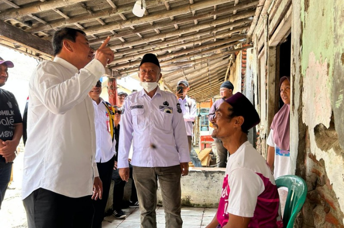 Foto: Bupati Tangerang, Moch Maesyal Rasyid (kiri) saat meninjau rumah tak layak huni di Pakuhaji | Dok. Tangerangupdate.com