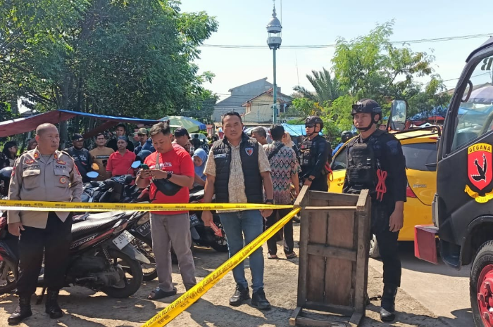 Foto: sejumlah petugas kepolisian berjaga di TKP penemuan kotak mencurigakan di Pasar Kemis | Dok. Istimewa