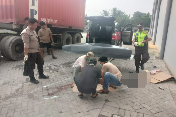 Foto: proses evakuasi korban kecelakaan di Pergudangan PT Harindra Sukses Bersama, Desa Sumur Bandung, Kecamatan Jayanti | Dok. Istimewa
