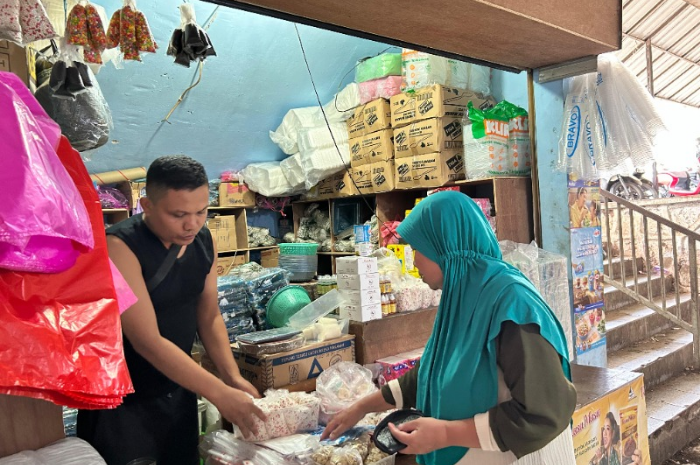 Foto: Seorang pembeli tengah membeli plastik di toko plastik Pasar Gudang, Tigaraksa | Dok. Tangerangupdate.com