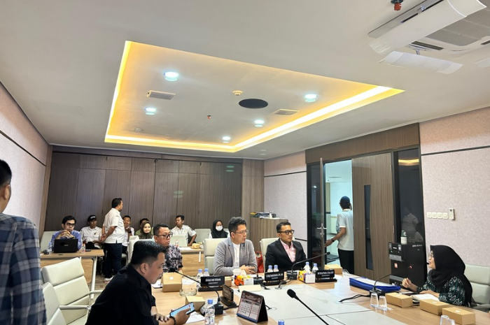 Foto: MS, korban kekerasan dalam rumah tangga (KDRT) yang ditetapkan sebagai tersangka mengaku ke DPRD Tangsel, didampingi oleh pengacaranya, Furba Indah (kanan) | Dok. Tangerangupdate.com