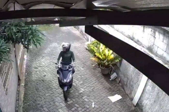 Foto: rekaman CCTV saat terduga pelaku menyatroni rumah kosong di Cluster Graha Rahmania, Jalan Masjid As Sobirin, Sudimara Pinang, Kecamatan Pinang, Kota Tangerang, 22 Maret 2026, lalu | Tangkapan layar/Tangerangupdate.com