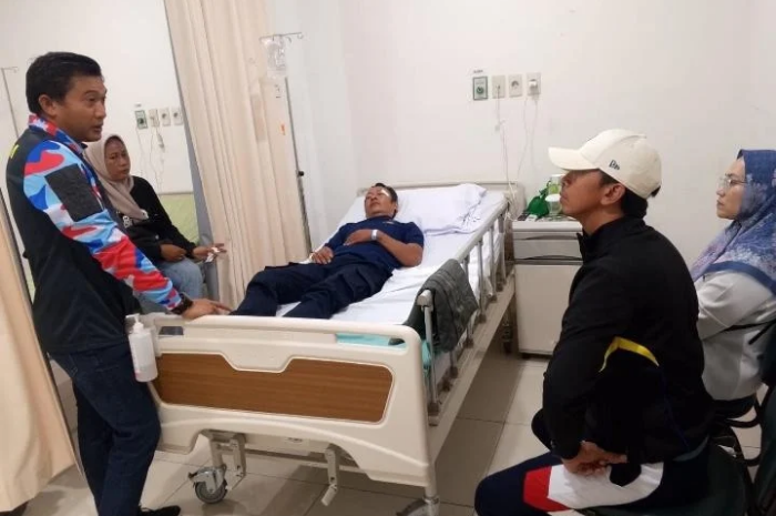 Foto: anggota Pos Damkar Pinang, korban penganiayaan pria mengaku wartawan saat dirawat di rumah sakit | Dok. Istimewa