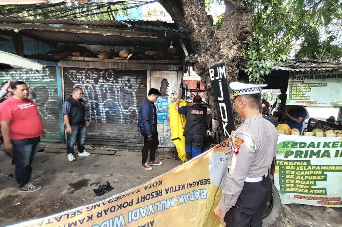 Foto: proses evakuasi mayat pria di depan bengkel Jalan Cirendeu Raya | Dok. Istimewa