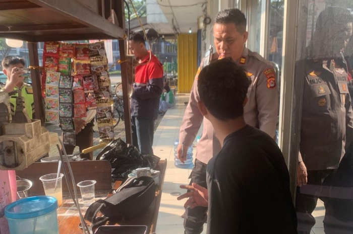 Foto: polisi tengah meminta keterangan saksi di tempat penemuan jasad pedagang angkringan di Citra Raya | Dok. Istimewa