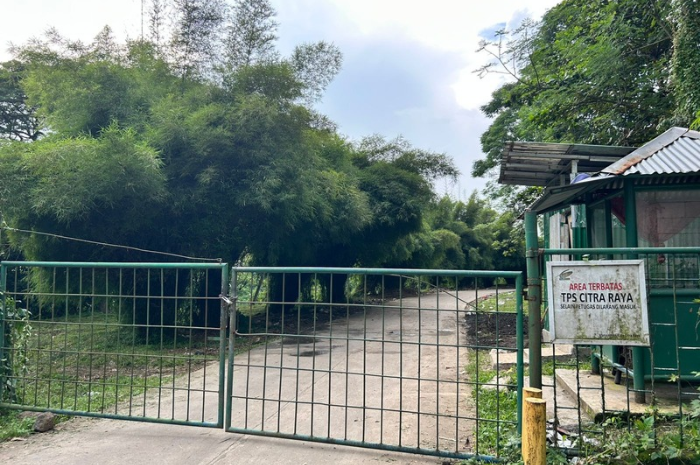 Foto: pagar area TPS di Kawasan Citra Raya, dalam keadaan terkunci | Dok. Tangerangupdate.com