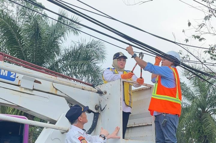 Foto: Wakil Bupati Tangerang, Intan Nurul Hikmah saat memotong kabel utilitas di Jalan KH Syeikh Nawawi - Cikupa | Dok. Tangerangupdate.com