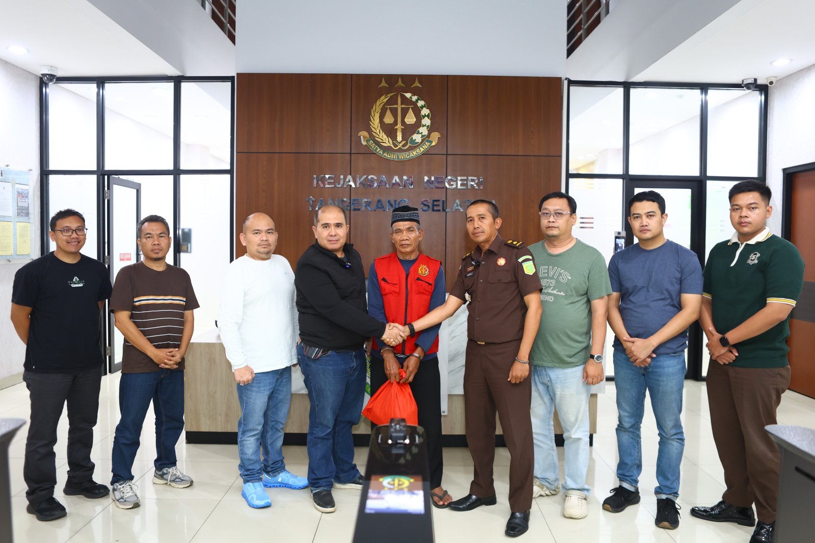 Tersangka Maskuri Terduga Pencabulan Bersama Tim Kejari Banten / Foto : Istimewa