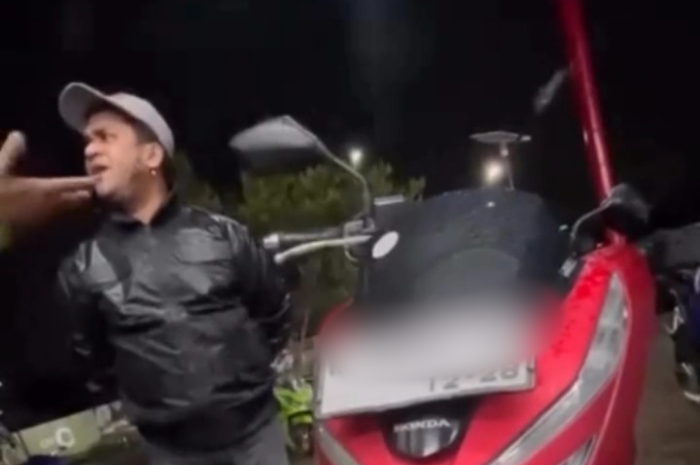 Foto: detik-detik pria berjaket polisi mencoba menarik sepeda motor di Pondok Aren | Tangkapan layar/Istimewa