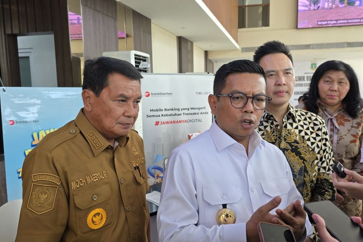 Gubernur Banten Andra Soni (tengah) memilih irit bicara saat ditanya wartawan soal polemik pembayaran PKB di luar RKUD usai pertemuan dengan Pokja Parlemen DPR RI di Gedung Negara Provinsi Banten, Kamis (7/5/2026). Dok. TU