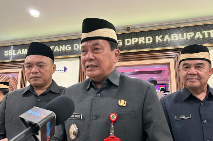Foto: Bupati Tangerang, Moch Maesyal Rasyid (tengah) dan Sekretaris Daerah (Sekda) Kabupaten Tangerang, Soma Atmaja (kanan) didampingi Ketua DPRD Kabupaten Tangerang, Muhamad Amud, usai mengikuti rapat paripurna di Gedung DPRD Kabupaten Tangerang | Dok. Tangerangupdate.com