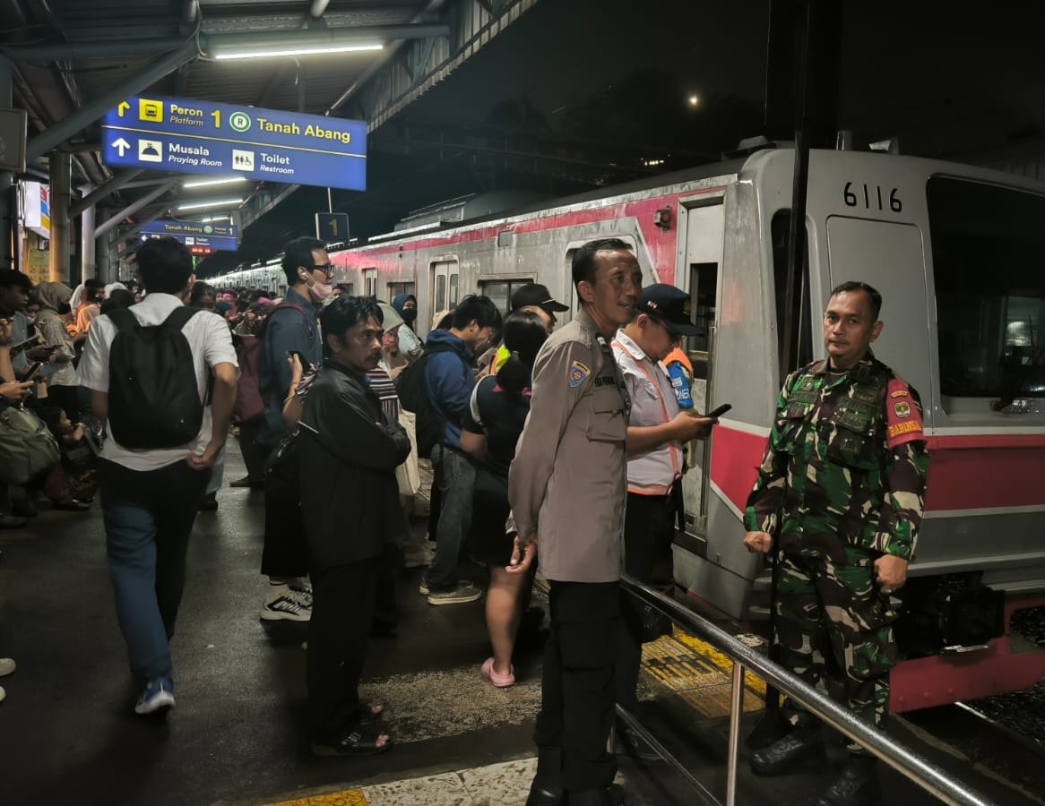 Kondisi Stasiun Pondok Ranji Pukul 21. 30 Para Pengguna KRL masih ramai / Foto : Istimewa