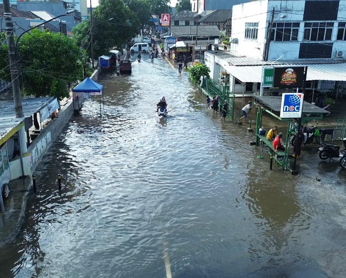 Banjir di Taman Manggu Indah diduga imbas adanya perubahan aliran sungai ciputat / Foto : TU