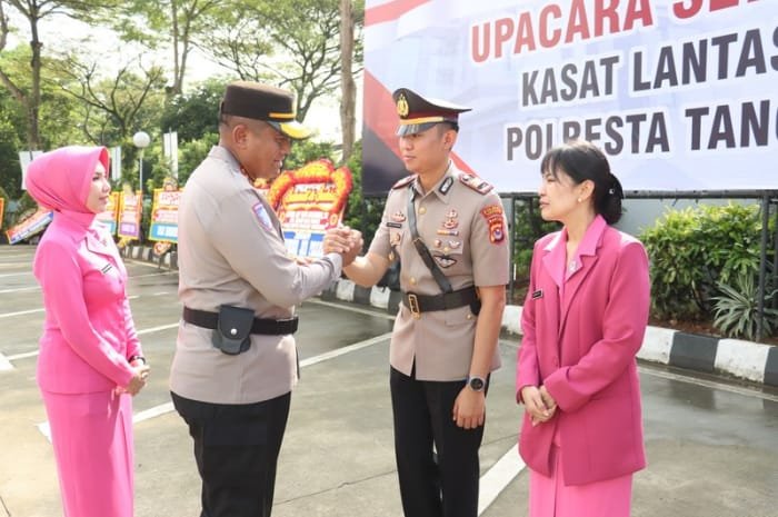 Kapolresta Tangerang, Kombes Pol Andi Muhammad Indra Waspada (kanan) menyalami Kasat Lantas Polresta Tangerang AKP Fery Oktaviati usai upacara serah terima | Dok. Istimewa