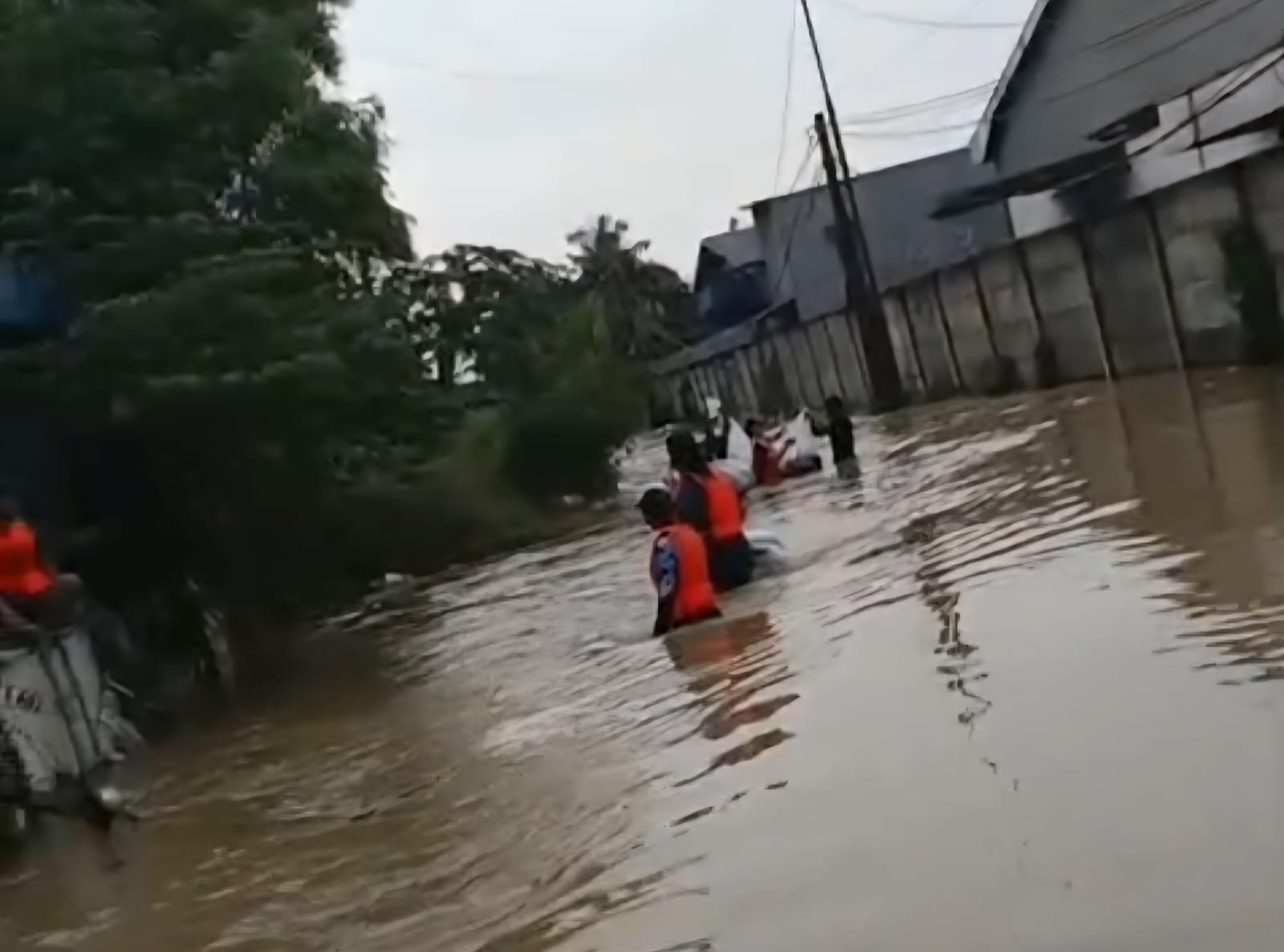 Banjir di Kelurahan Petir Merendam 700 KK ketinggian air mencapai 1,8 Meter