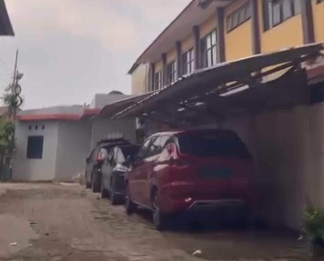 Kanopi yang di Pasang di Dinding SMAN 5 Tangsel Digunakan Untuk Parkir Mobil Berplat Merah / Foto : Istimewa