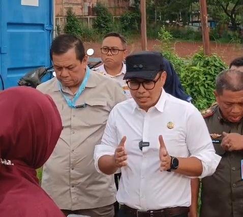 Pilar Saga Ichsan meninjau lokasi proyek cut and fill di Jalan Raya Ciater, Kelurahan Serua, Selasa (5/5/2026), / Dok. TU