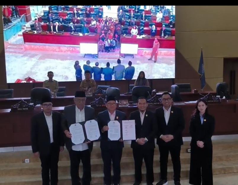 Pimpinan DPRD dan Walikota serta Wakil Walikota Tangerang Selatan saat pengesahan Raperda RTRW/ Dok. TU
