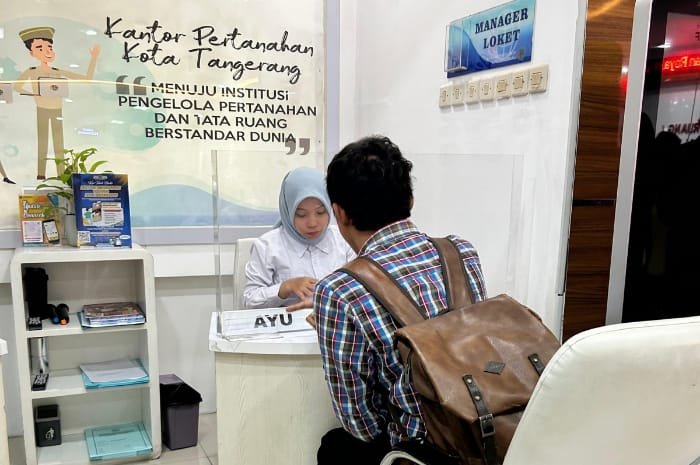 Seorang petugas tengah melayani warga di kantor BPN Kota Tangerang | Dok. Tangerangupdate.com