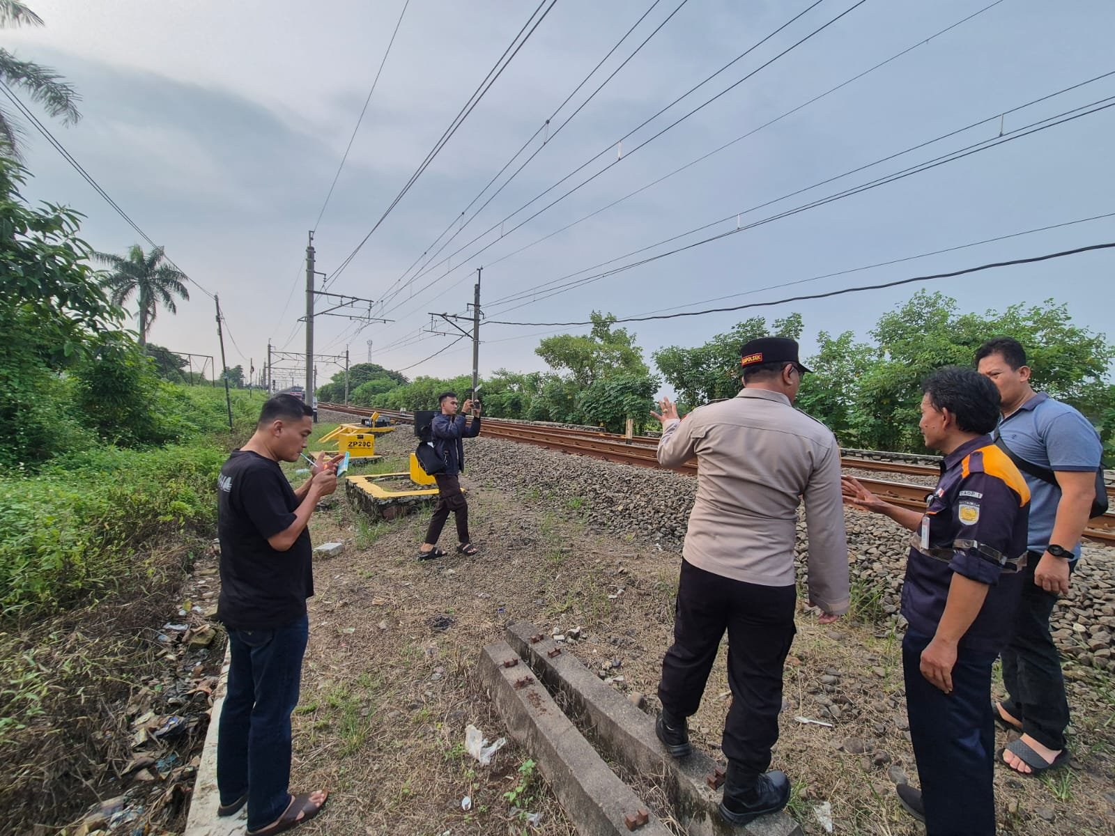 Foto: Polisi olah TKP hilangnya kabel Sistem keamanan kereta di Parung Panjang - Daru