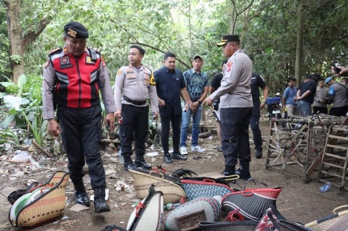 Foto: Kapolresta Tangerang, Kombes Pol Andi Muhammad Indra Waspada Amirullah (kanan) memimpin penggerebekan lokasi sabung ayam di Jayanti | Dok. Istimewa