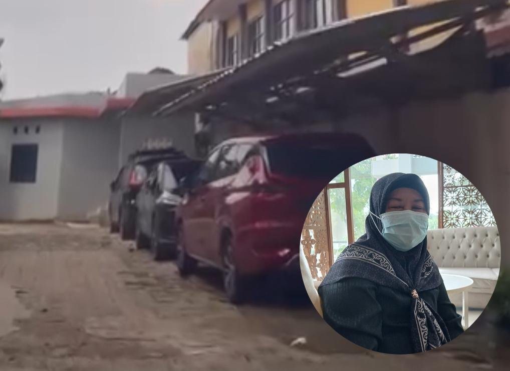 Foto: Potret kendaraan milik Kabag Kesra Sekda Kota Tangsel, Rizkiyah, di balik lindungan kanopi yang diduga dibangun di tembok SMA | Dok. Tangerangupdate.com