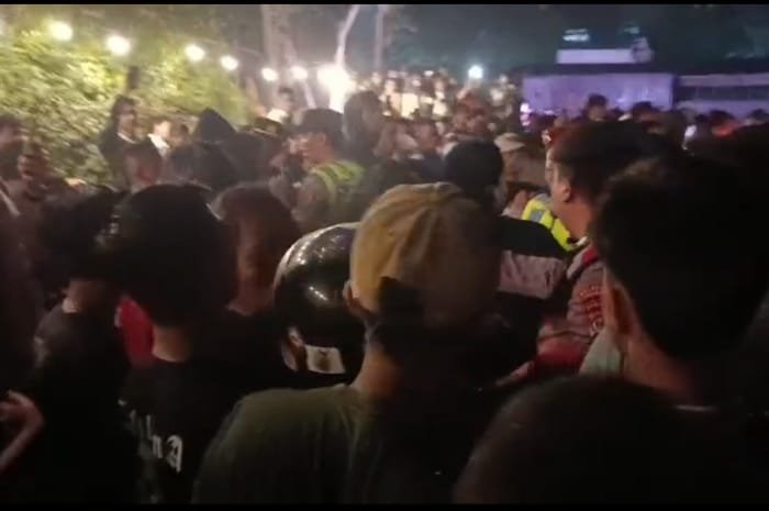 Foto: warga menggeruduk kedai minuman yang diduga menyediakan minuman keras dan hiburan di dekat Kantor Bupati Tangerang | Foto: Tangkapan layar/Tangerangupdate.com
