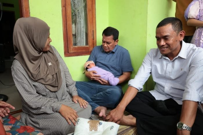 Bupati Tangerang, Moch Maesyal Rasyid (tengah) saat menggendong bayi yang diberi nama menggunakan namanya | Dok. Istimewa