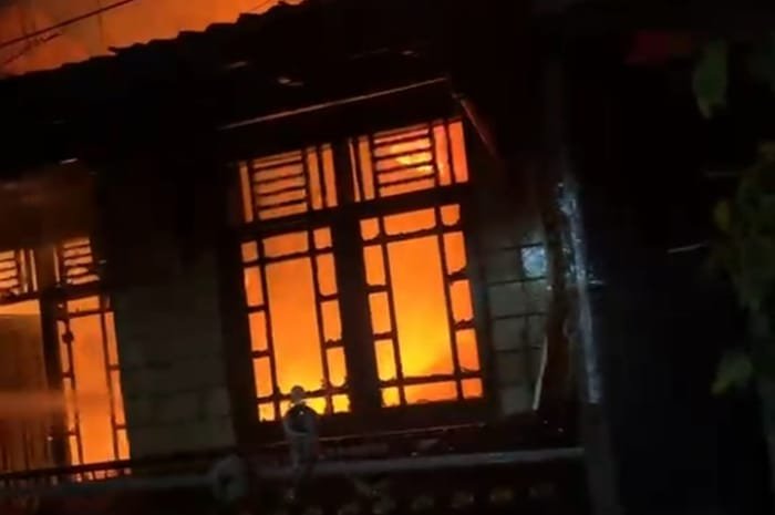 Foto: Dua rumah di Perumahan Binong Permai, Blok J19 Nomor 24 terbakar diduga akibat penghuni lupa matikan kompor gas | Dok. Istimewa