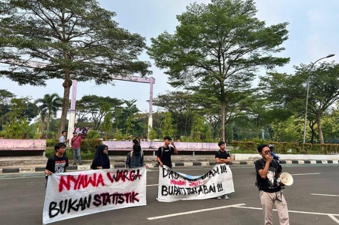 Foto: Aksi sejumlah mahasiswa di depan gedung DPRD Kabupaten Tangerang, Senin 18 Mei 2026 | Dok. Tangerangupdate.com