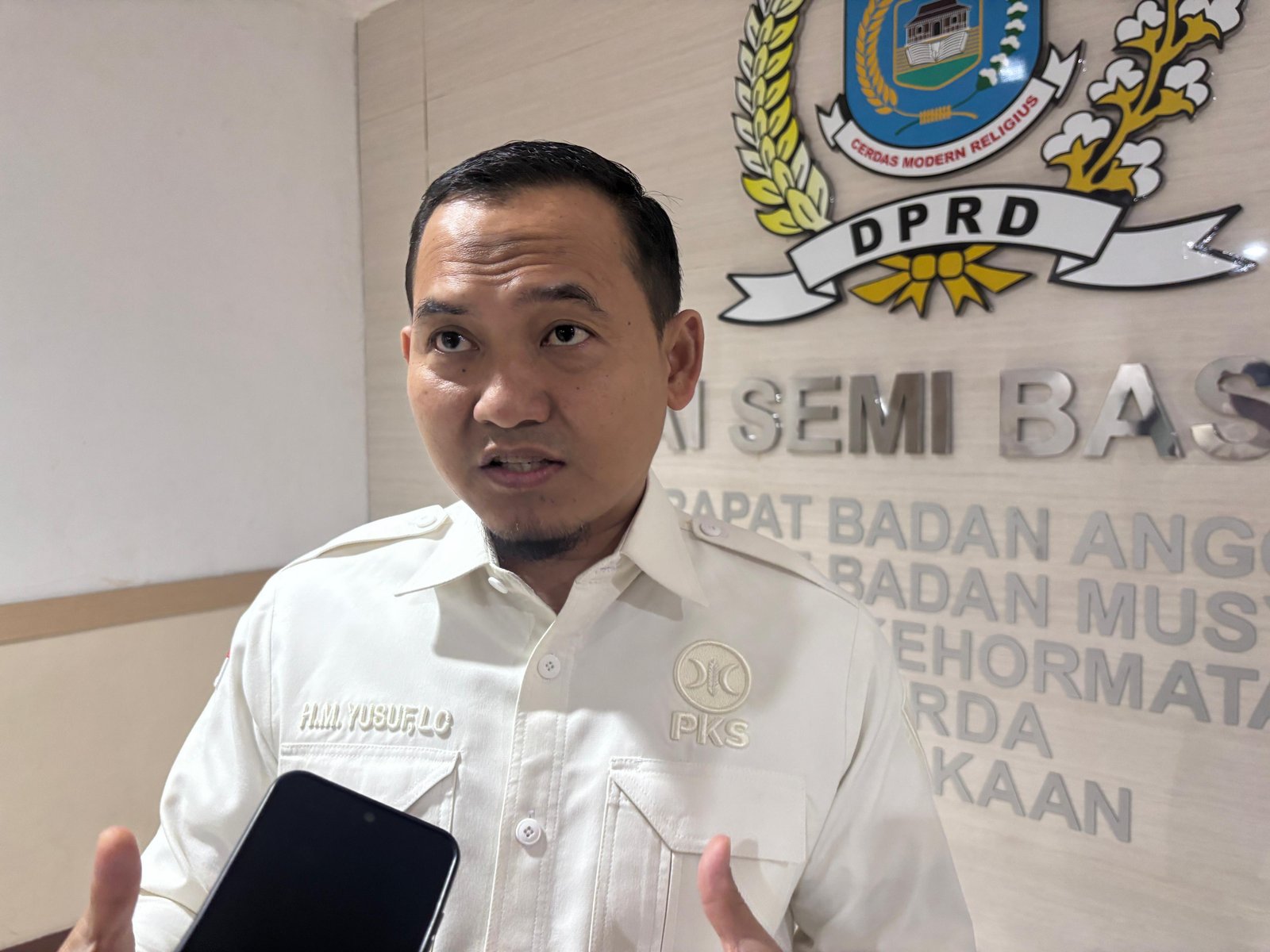 Ket. Gambar : Wakil Ketua DPRD Tangsel H. M. Yusuf saat diwawancarai terkait perpanjangan jabatan sekda Tangsel di Gedung DPRD Tangsel/ Foto : Juno