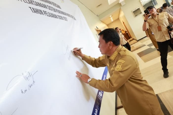 Foto: Bupati Tangerang, Moch Maesyal Rasyid menandatangani deklarasi seleksi Penerimaan Murid Baru 2026 transparan dan bebas pungutan | Dok. Istimewa
