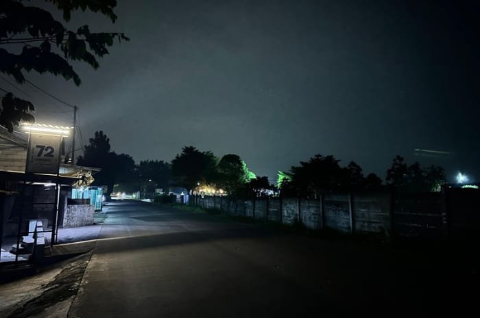 Foto: kondisi salah satu jalan di Kabupaten Tangerang yang gelap karena Penerangan Jalan Umum (PJU) diduga tak berfungsi | Dok. Tangerangupdate.com
