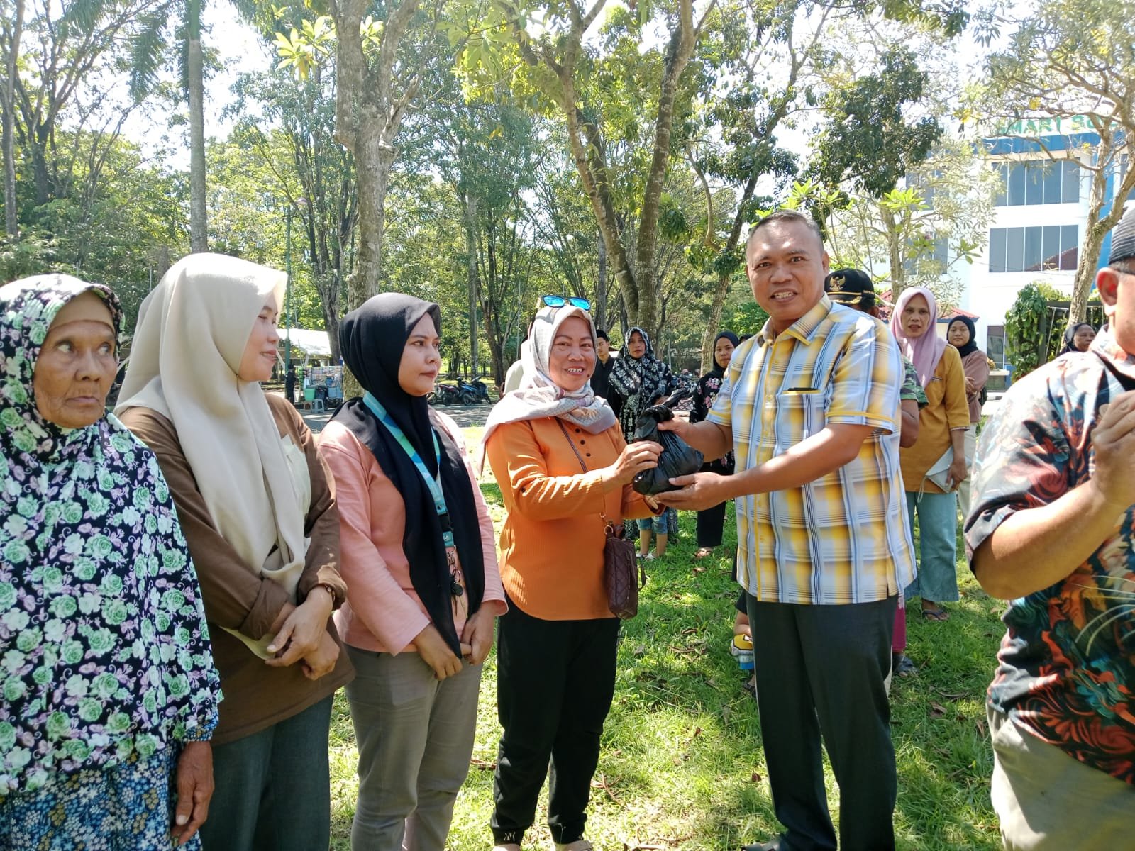 Foto: Ketua DPRD Kabupaten Tangerang, Muhamad Amud (kanan) saat menyalurkan hewan kurban yang telah disembelih di depan sekretariat Media Center DPRD | Dok. Tangerangupdate