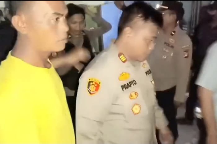 Foto: pengamanan tiga orang pria dari amukan massa usai dilaporkan melakukan pembacokan di Pakuhaji | Tangkapan layar/Tangerangupdate.com