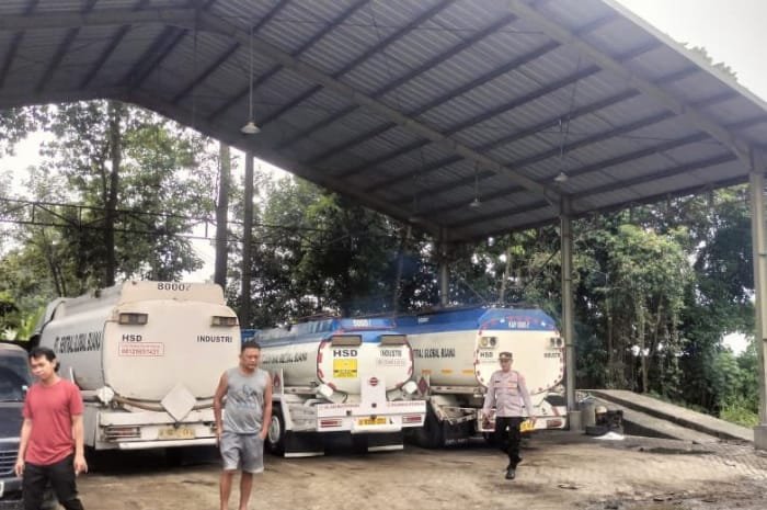 Foto: polisi melakukan pemeriksaan tempat yang dicurigai sebagai lokasi penyalahgunaan BBM bersubsidi di Panongan | Dok. Istimewa