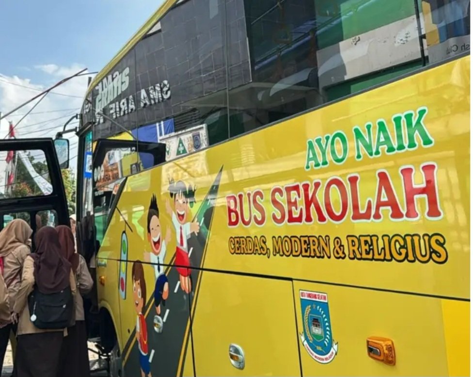 Sejumlah pelajar menaiki bus sekolah milik Dinas Perhubungan Kota Tangerang Selatan di salah satu titik penjemputan | Dok. TU